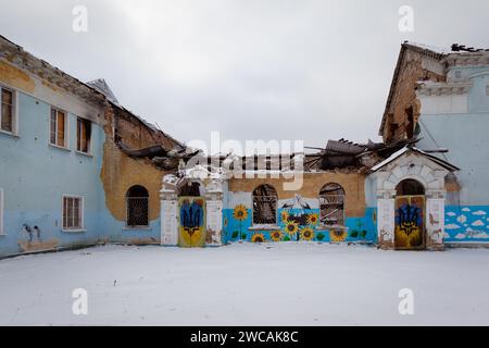 Nicht exklusiv: REGION KIEW, UKRAINE - 13. JANUAR 2024 - das Gebäude des Zentralen Kulturhauses wurde durch die russische Besetzung der Stadt beschädigt Stockfoto