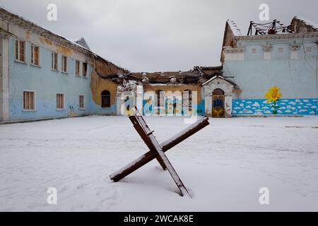 Nicht exklusiv: REGION KIEW, UKRAINE - 13. JANUAR 2024 - das Gebäude des Zentralen Kulturhauses wurde durch die russische Besetzung der Stadt beschädigt, I Stockfoto