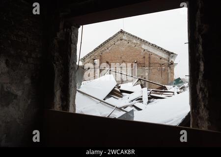 Nicht exklusiv: REGION KIEW, UKRAINE - 13. JANUAR 2024 - das Gebäude des Zentralen Kulturhauses wurde durch die russische Besetzung der Stadt beschädigt Stockfoto