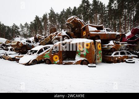 Nicht exklusiv: REGION KIEW, UKRAINE - 13. JANUAR 2024 - beschossen Autos, die von den Bewohnern Irpin während der russischen Invasion evakuiert wurden, wurden lackiert Stockfoto