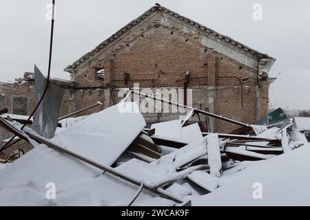 Nicht exklusiv: REGION KIEW, UKRAINE - 13. JANUAR 2024 - das Gebäude des Zentralen Kulturhauses wurde durch die russische Besetzung der Stadt beschädigt Stockfoto