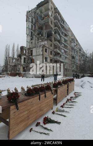 Nicht exklusiv: DNIPRO, UKRAINE - 14. JANUAR 2024 - Trauerblumen und Kerzen zum Gedenken an die Opfer des russischen Raketenstreiks Stockfoto