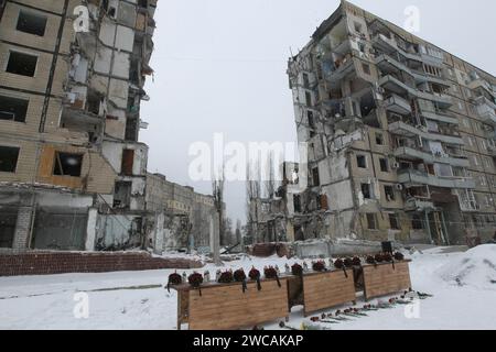 Nicht exklusiv: DNIPRO, UKRAINE - 14. JANUAR 2024 - Trauerblumen und Kerzen zum Gedenken an die Opfer des russischen Raketenstreiks Stockfoto