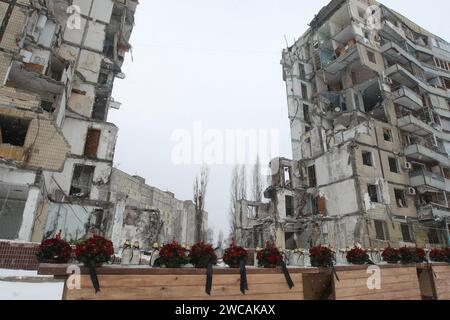 Nicht exklusiv: DNIPRO, UKRAINE - 14. JANUAR 2024 - Trauerblumen und Kerzen zum Gedenken an die Opfer des russischen Raketenstreiks Stockfoto