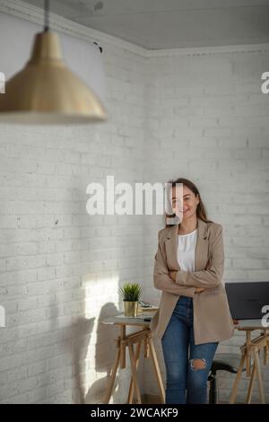 Glückliche Geschäftsfrau im Büro. Stilvoller, schöner Manager, der an Finanz- und Marketingprojekten arbeitet Stockfoto