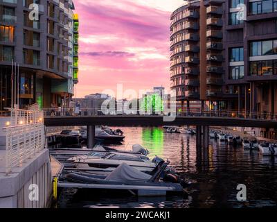 Kanal mit verankerten Booten im Aker Brygge Viertel in Oslo, Norwegen. Typisches Beispiel skandinavischer Architektur im Aker Brygge-Viertel in Oslo Stockfoto