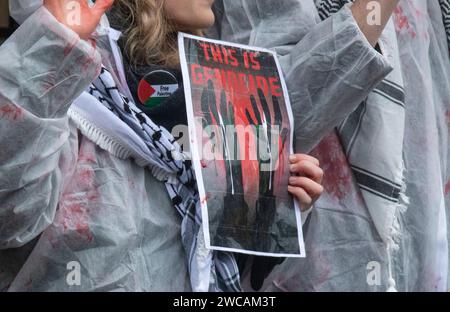 Dam Square, Amsterdam, Niederlande. 13. Januar 2024 Demonstranten, die Slogans singen und Plakate halten: "Stoppt den Völkermord" und "das ist Völkermord" Stockfoto