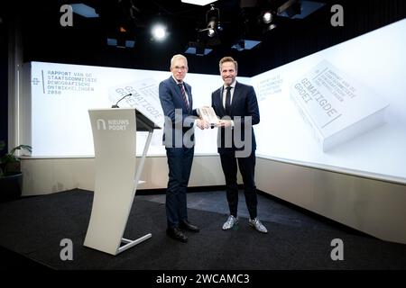 Den Haag, Niederlande. Januar 2024. Der Vorsitzende des Ausschusses Richard van Zwol legt den Bericht im Namen des Staatsausschusses für demografische Entwicklungen 2050 dem Kabinett und dem Repräsentantenhaus vor. Der Bericht befasst sich unter anderem mit den Auswirkungen der Alterung der Bevölkerung und der Migration. ANP RAMON VAN FLYMEN niederlande Out - belgien Out Credit: ANP/Alamy Live News Stockfoto