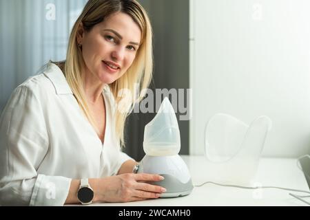 Frau hat eine schlimme Erkältung und versucht eine Therapie mit einem Inhalator Stockfoto