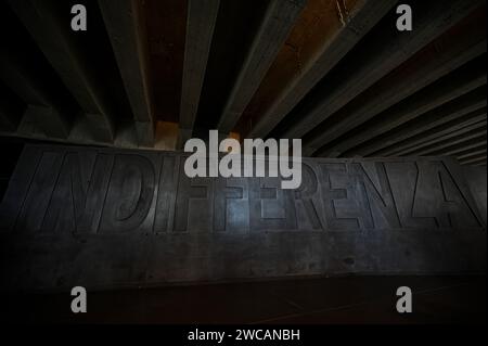 Mailand, Italien - 15. Januar 2024: Eine riesige Schrift mit dem Titel „Indifferenz“ ist im Binario 21, Shoah Memorial Credit: Piero Cruciatti/Alamy Live News zu sehen Stockfoto