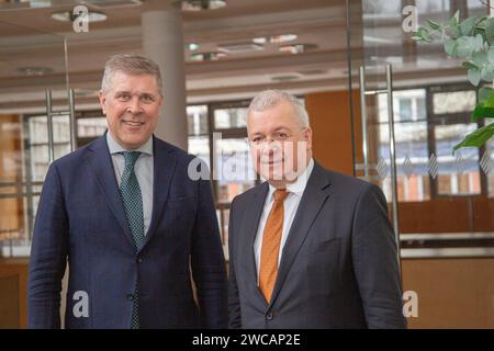 München, Deutschland. Januar 2024. Der isländische Außenminister Bjarni Benediktsson traf sich am 15. Januar 2024 in München mit dem Abgeordneten Markus Ferber ( CSU ) zusammen. Bjarni Benediktsson war von 2013 bis 2023 Minister für Wirtschaft und Finanzen, von Januar bis November 2017, als er Premierminister war. Benediktsson ist seit Oktober 2023 Islands Außenminister und seit 2009 Vorsitzender der liberal-konservativen Unabhängigkeitspartei. Quelle: SIPA USA/Alamy Live News Stockfoto