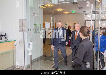 München, Deutschland. Januar 2024. Der isländische Außenminister Bjarni Benediktsson traf sich am 15. Januar 2024 in München mit dem Abgeordneten Markus Ferber ( CSU ) zusammen. Bjarni Benediktsson war von 2013 bis 2023 Minister für Wirtschaft und Finanzen, von Januar bis November 2017, als er Premierminister war. Benediktsson ist seit Oktober 2023 Islands Außenminister und seit 2009 Vorsitzender der liberal-konservativen Unabhängigkeitspartei. Quelle: SIPA USA/Alamy Live News Stockfoto