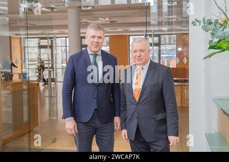 München, Deutschland. Januar 2024. Der isländische Außenminister Bjarni Benediktsson traf sich am 15. Januar 2024 in München mit dem Abgeordneten Markus Ferber ( CSU ) zusammen. Bjarni Benediktsson war von 2013 bis 2023 Minister für Wirtschaft und Finanzen, von Januar bis November 2017, als er Premierminister war. Benediktsson ist seit Oktober 2023 Islands Außenminister und seit 2009 Vorsitzender der liberal-konservativen Unabhängigkeitspartei. Quelle: SIPA USA/Alamy Live News Stockfoto