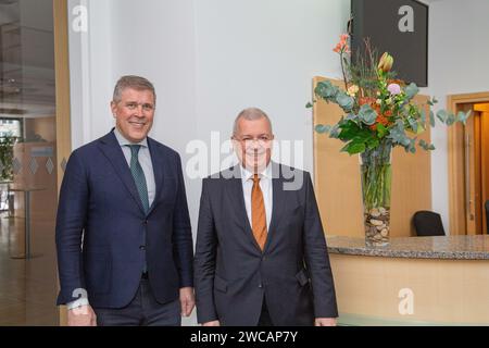 München, Deutschland. Januar 2024. Der isländische Außenminister Bjarni Benediktsson traf sich am 15. Januar 2024 in München mit dem Abgeordneten Markus Ferber ( CSU ) zusammen. Bjarni Benediktsson war von 2013 bis 2023 Minister für Wirtschaft und Finanzen, von Januar bis November 2017, als er Premierminister war. Benediktsson ist seit Oktober 2023 Islands Außenminister und seit 2009 Vorsitzender der liberal-konservativen Unabhängigkeitspartei. Quelle: SIPA USA/Alamy Live News Stockfoto