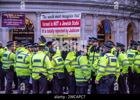 Starke Polizeipräsenz bei Gegenprotesten chassidischer Juden bei der Pro-Israel-Kundgebung auf dem Trafalgar-Platz, in der die Freilassung von Geiseln gefordert und 100 markiert wurde Stockfoto