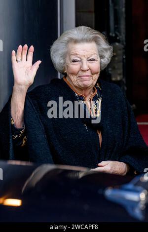 Amsterdam, Niederlande. Januar 2024. Prinzessin Beatrix von den Niederlanden kommt am 15. Januar 2024 im Königlichen Palast in Amsterdam zum traditionellen Neujahrsempfang für niederländische Gäste. Credit: Albert vd Werf/Netherlands OUT/Point de Vue OUT/dpa/Alamy Live News Stockfoto