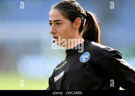 Die Schiedsrichterin Maria Sole Ferrieri Caputi wärmt sich während des Fußballspiels der Serie A zwischen SS Lazio und US Lecce im Olimpico-Stadion in Rom (Italien) am 14. Januar 2024 auf. Stockfoto