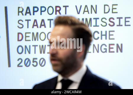 Den Haag, Niederlande. Januar 2024. Hugo de Jonge, scheidender Minister für Inneres und Beziehungen zum Königreich, während der Vorstellung des Berichts vor dem Kabinett und dem Repräsentantenhaus im Namen der Staatskommission für demografische Entwicklungen 2050. Der Bericht untersucht unter anderem die Auswirkungen einer alternden Bevölkerung und der Migration. ANP RAMON VAN FLYMEN niederlande Out - belgien Out Credit: ANP/Alamy Live News Stockfoto