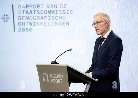 Den Haag, Niederlande. Januar 2024. Der Vorsitzende des Ausschusses, Richard van Zwol, erläutert den Bericht des Staatsausschusses über die demografische Entwicklung 2050. In dem Bericht werden unter anderem die Auswirkungen von Alterung und Migration erörtert. ANP RAMON VAN FLYMEN niederlande Out - belgien Out Credit: ANP/Alamy Live News Stockfoto