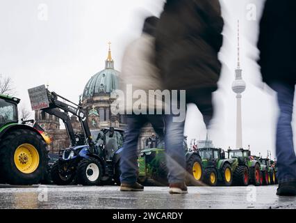 Strassenblockaden im Zentrum von Berlin, aufgenommen im Rahmen der Bauern-Proteste in Berlin, 15.01.2024. Berlin Deutschland *** Straßenblockaden im Zentrum Berlins, während der Bauernproteste in Berlin, 15 01 2024 Berlin Deutschland Copyright: XFelixxZahnx Stockfoto