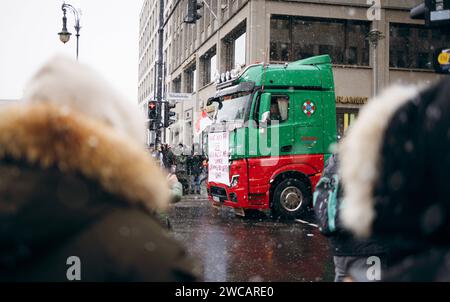 Strassenblockaden im Zentrum von Berlin, aufgenommen im Rahmen der Bauern-Proteste in Berlin, 15.01.2024. Berlin Deutschland *** Straßenblockaden im Zentrum Berlins, während der Bauernproteste in Berlin, 15 01 2024 Berlin Deutschland Copyright: XFelixxZahnx Stockfoto