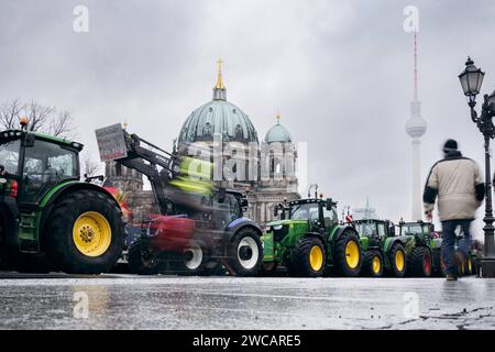 Strassenblockaden im Zentrum von Berlin, aufgenommen im Rahmen der Bauern-Proteste in Berlin, 15.01.2024. Berlin Deutschland *** Straßenblockaden im Zentrum Berlins, während der Bauernproteste in Berlin, 15 01 2024 Berlin Deutschland Copyright: XFelixxZahnx Stockfoto