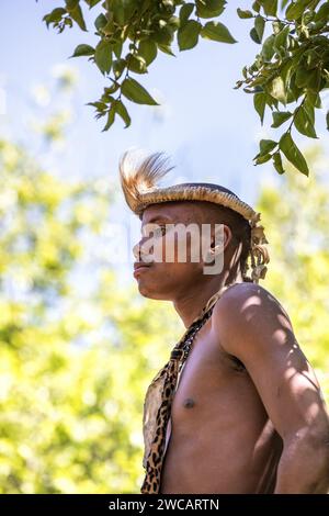 Lesedi Cultural Village, SOUTH AFRICA - 4. November 2016: Porträt eines Zulu-Krieger Impala Haut Kopfschmuck tragen. Zulu ist eines der fünf wichtigsten Stämme Stockfoto