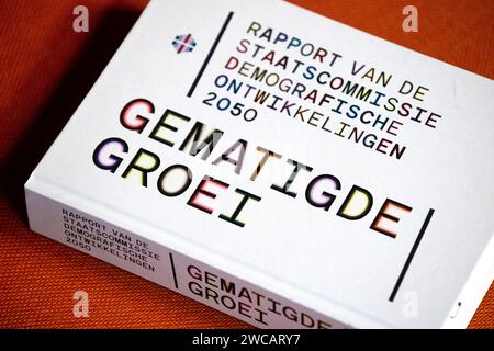 Den Haag, Niederlande. Januar 2024. Bericht der Staatlichen Kommission über die demografische Entwicklung 2050. In dem Bericht werden unter anderem die Auswirkungen von Alterung und Migration erörtert. ANP RAMON VAN FLYMEN niederlande Out - belgien Out Credit: ANP/Alamy Live News Stockfoto