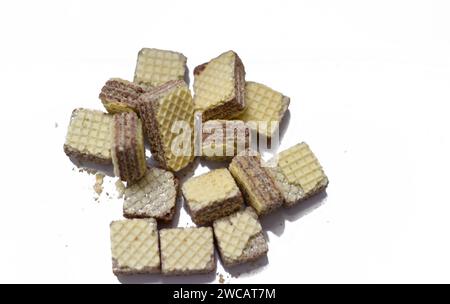 Waffelstücke gefüllt mit Schokoladenkeksriegeln, gefüllt mit Haselnusscreme, Waffeljause isoliert auf weißem Hintergrund, Waffelknusprig, oft süß Stockfoto