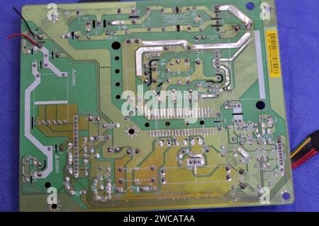 Kairo, Ägypten, 13. Januar 2024: Innenraum der Hauptplatine des LED-Fernsehens, Stromkreise, Drähte, Transformatoren, Widerstand, IC und Kondensatoren, Reparatur m Stockfoto