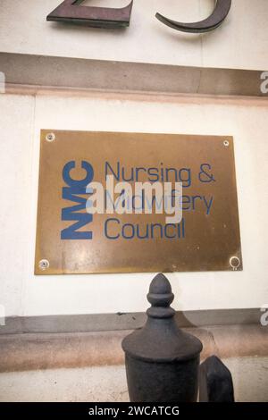 Namensschild aus Messing vor den Büros des Nursing and Midwifery Council – NMC am 23 Portland Place London W1B 1PZ. UK. (137) Stockfoto