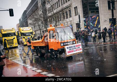 Strassenblockaden im Zentrum von Berlin, aufgenommen im Rahmen der Bauern-Proteste in Berlin, 15.01.2024. Berlin Deutschland *** Straßenblockaden im Zentrum Berlins, während der Bauernproteste in Berlin, 15 01 2024 Berlin Deutschland Copyright: XFelixxZahnx Stockfoto