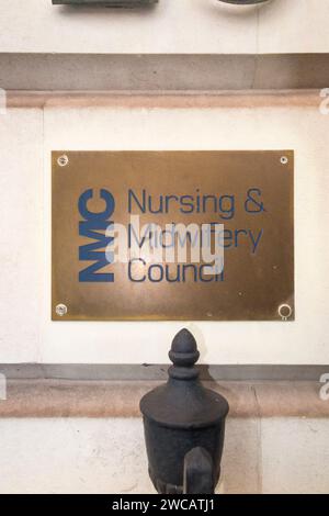 Namensschild aus Messing vor den Büros des Nursing and Midwifery Council – NMC am 23 Portland Place London W1B 1PZ. UK. (137) Stockfoto