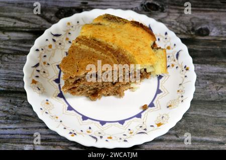 Tigermarmorierter Schwammkuchen, Mehlbestandteile, Butter, Öl, Vanillepulver, Kakao, Zucker, Milch, Eier und Backpulver, gestreifter, schwammender, köstlicher Swee Stockfoto