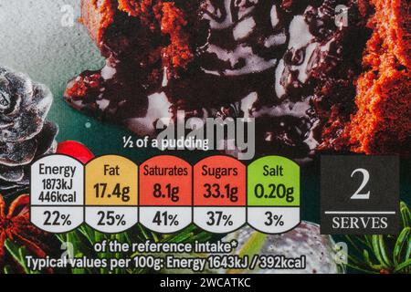 Nährwertangaben Kennzeichnung des Ampelsystems farbcodierte Beschriftung auf der Schachtel mit Tesco feinster, reichhaltiger und dekadenter Schokoladenbombe Stockfoto