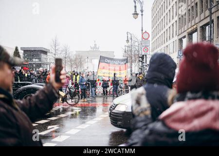 Strassenblockaden im Zentrum von Berlin, aufgenommen im Rahmen der Bauern-Proteste in Berlin, 15.01.2024. Berlin Deutschland *** Straßenblockaden im Zentrum Berlins, während der Bauernproteste in Berlin, 15 01 2024 Berlin Deutschland Copyright: XFelixxZahnx Stockfoto