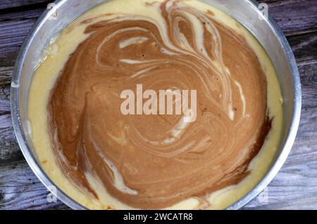 Tigermarmorierter Schwammkuchen, Mehlbestandteile, Butter, Öl, Vanillepulver, Kakao, Zucker, Milch, Eier und Backpulver, gestreifter, schwammender, köstlicher Swee Stockfoto