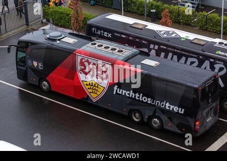 Sport, Fussball, Bundesliga, 2023/2024, Borussia Mönchengladbach vs. VfB Stuttgart 3-1, Stadion Borussia-Park, Mannschaftsbus des VfB Stuttgart, DFL-VORSCHRIFTEN VERBIETEN JEDE VERWENDUNG VON FOTOGRAFIEN ALS BILDSEQUENZEN UND/ODER QUASI-VIDEO, Sport, Fußball, Bundesliga, 2023/2024, Borussia Mönchengladbach vs. VfB Stuttgart 3-1, Mannschaftsbus des VfB Stuttgart, DFL-VORSCHRIFTEN VERBIETEN JEDE VERWENDUNG VON FOTOGRAFIEN ALS BILDSEQUENZEN UND/ODER QUASI-VIDEO *** Lokale Bildunterschrift *** Sport, Fußball, Bundesliga, 2023/2024, Borussia Mönchengladbach vs. VfB Stuttgart 3-1, Mannschaftsbus des VfB Stuttgart, DFL-VORSCHRIFTEN VERBIETEN Stockfoto