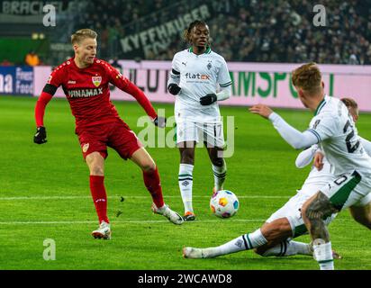 Sport, Fußball, Bundesliga, 2023/2024, Borussia Mönchengladbach vs. VfB Stuttgart 3:1, Spielszene, f.l.t.r. Chris Fuehrich (VfB), Kouadio Emmanuel Kone (MG), Luca Netz (MG), Nico Elvedi (MG), DFL-VORSCHRIFTEN VERBIETEN JEDE VERWENDUNG VON FOTOS ALS BILDSEQUENZEN UND/ODER QUASI-VIDEO Stockfoto