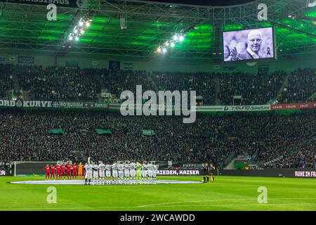 Sport, Fußball, Bundesliga, 2023/2024, Borussia Mönchengladbach vs. VfB Stuttgart 3-1, Schweigeminute beider Mannschaften gegenüber dem am 07.01.2024 verstorbenen Fußballspieler Franz Beckenbauer, DFL-VORSCHRIFTEN VERBIETEN JEDE VERWENDUNG VON FOTOGRAFIEN ALS BILDSEQUENZEN UND/ODER QUASI-VIDEO Stockfoto