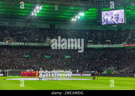 Sport, Fußball, Bundesliga, 2023/2024, Borussia Mönchengladbach vs. VfB Stuttgart 3-1, Schweigeminute beider Mannschaften gegenüber dem am 07.01.2024 verstorbenen Fußballspieler Franz Beckenbauer, DFL-VORSCHRIFTEN VERBIETEN JEDE VERWENDUNG VON FOTOGRAFIEN ALS BILDSEQUENZEN UND/ODER QUASI-VIDEO Stockfoto