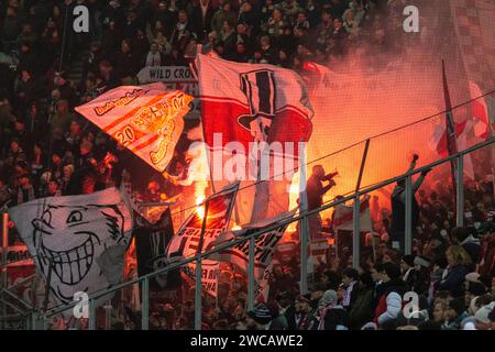 Sport, Fußball, Bundesliga, 2023/2024, Borussia Mönchengladbach vs. VfB Stuttgart 3-1, Besucher, Fußballfans der VfB Stuttgart Feuerpyrotechnik, DFL-VORSCHRIFTEN VERBIETEN JEDE VERWENDUNG VON FOTOGRAFIEN ALS BILDSEQUENZEN UND/ODER QUASI-VIDEO Stockfoto