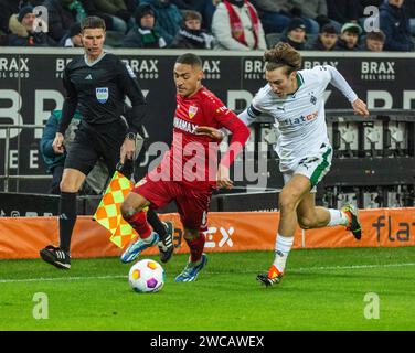 Sport, Fußball, Bundesliga, 2023/2024, Borussia Mönchengladbach vs. VfB Stuttgart 3-1, Spielszene, f.l.t.r. Linesman Robert Kempter, Enzo Millot (VfB), Rocco Reitz (MG), DFL-VORSCHRIFTEN VERBIETEN JEDE VERWENDUNG VON FOTOGRAFIEN ALS BILDSEQUENZEN UND/ODER QUASI-VIDEO Stockfoto