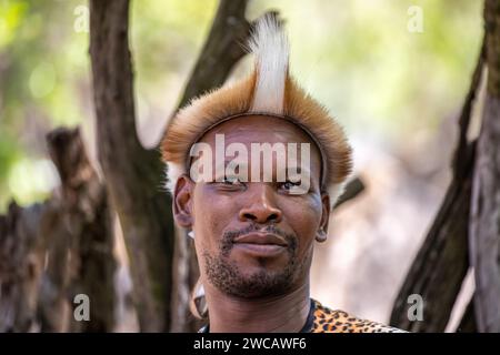Lesedi Cultural Village, SOUTH AFRICA - 4. November 2016: Porträt eines Zulu-Krieger Impala Haut Kopfschmuck tragen. Zulu ist eines der fünf wichtigsten Stämme Stockfoto