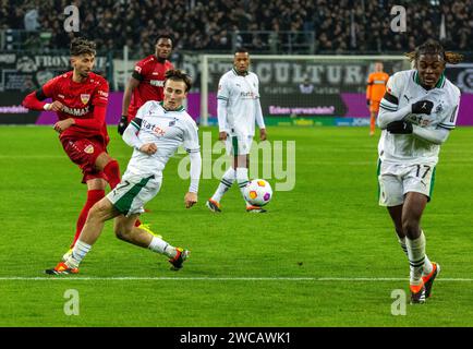 Sport, Fußball, Bundesliga, 2023/2024, Borussia Mönchengladbach vs. VfB Stuttgart 3:1, Spielszene, f.l.t.r. Atakan Karazor (VfB), Dan Axel Zagadou (VfB), Rocco Reitz (MG), Alassane Plea (MG), Kouadio Emmanuel Kone (MG), DFL-VORSCHRIFTEN VERBIETEN DIE VERWENDUNG VON FOTOGRAFIEN ALS BILDSEQUENZEN und/VIDEO Stockfoto