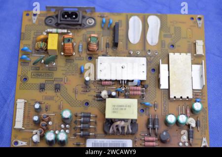 Kairo, Ägypten, 13. Januar 2024: Innenraum der Hauptplatine des LED-Fernsehens, Stromkreise, Drähte, Transformatoren, Widerstand, IC und Kondensatoren, Reparatur m Stockfoto