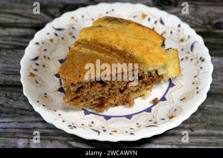 Tigermarmorierter Schwammkuchen, Mehlbestandteile, Butter, Öl, Vanillepulver, Kakao, Zucker, Milch, Eier und Backpulver, gestreifter, schwammender, köstlicher Swee Stockfoto