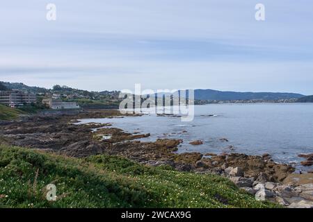 Bei einem Spaziergang durch Cabo Estay können wir die Felsformation zwischen der Playa de Patos und am Ende des Monte Ferro (Pontevedra, Spanien) betrachten. Stockfoto