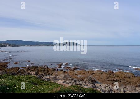 Bei einem Spaziergang durch Cabo Estay können wir die Felsformation zwischen der Playa de Patos und am Ende des Monte Ferro (Pontevedra, Spanien) betrachten. Stockfoto