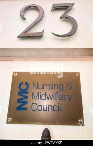 Namensschild aus Messing vor den Büros des Nursing and Midwifery Council – NMC am 23 Portland Place London W1B 1PZ. UK. (137) Stockfoto